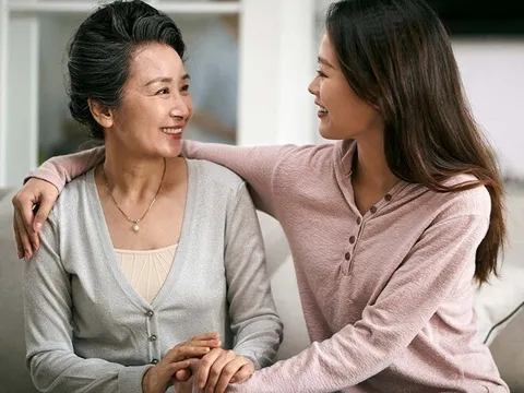 Mẹ chồng lên ở nhờ 1 tháng, lúc về con dâu thấy cảnh bà đang lén đếm tiền trong bếp