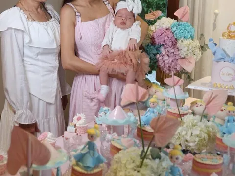 Sinh con lai với chồng Tây, cô giáo của Hồ Ngọc Hà làm 2 mâm cúng đầy tháng cho con đẹp hút mắt