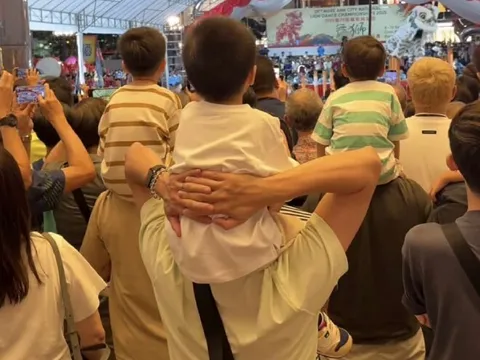 Sao Việt 24h: Tăng Thanh Hà khoe khoảnh khắc ông xã doanh nhân cõng con út trên vai, hiếm hoi lộ mặt cậu nhóc Mason