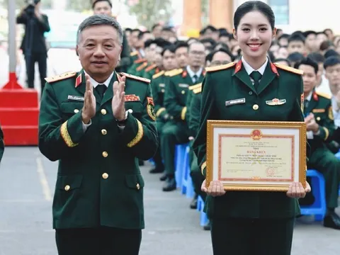 Sao Việt 24h: Á hậu Châu Anh được thăng quân hàm lên Trung úy trước niên hạn, 22 tuổi nhận bằng khen từ Tổng cục Chính trị