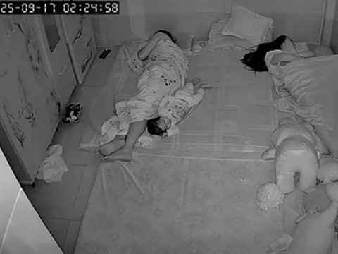 Cặp vợ chồng để con nằm giữa khi ngủ chung giường, hình ảnh camera giám sát gây giật mình