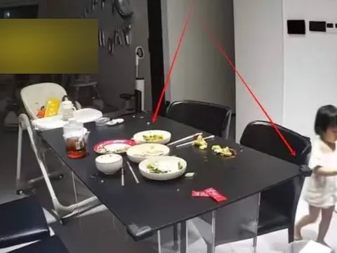 Camera giám sát ghi lại hành động giữa đêm của bé gái 2 tuổi khiến bố mẹ sửng sốt, không ngờ con lại như vậy