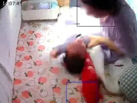 Thấy con ngủ tư thế lạ, người mẹ đau lòng phát hiện con 3 tháng tuổi bị giúp việc bạo hành, nhồi nhét ti giả vào miệng