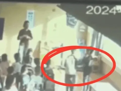 Phụ huynh phẫn nộ đoạn video một bé trai mầm non đứng im chịu trận khi bị cả lớp xếp hàng tát vào mặt