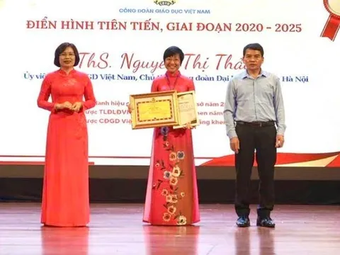 MC Thảo Vân nhận bằng khen sau 1 năm thăng chức làm Chủ tịch, bạn gái NSƯT Chí Trung hết lời chúc mừng
