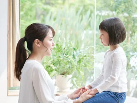 Mẹ hỏi con gái: “Sao dạo này hay dậy nửa đêm?”, nghe câu trả lời người mẹ liền tái mặt