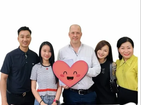 Sao Việt 24h: MC Thành Trung hiếm hoi chung khung hình với chồng Tây của vợ cũ, ca sĩ Thu Phượng nói đã "đến đích"