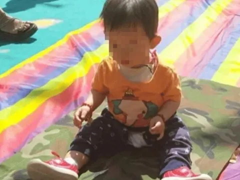 Bé 3 tuổi đã đọc trôi chảy hàng chục bài thơ nhưng đi học 5 ngày thì bị trả về, lý do gây xót xa