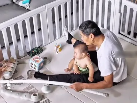 Con dâu ra ngoài nhờ bố chồng ở nhà chăm cháu, hình ảnh camera giám sát ghi lại khiến cô nghẹn ngào