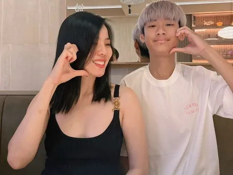 Bị nhắc bớt mặc đồ gợi cảm ngồi cạnh con trai dậy thì, Lệ Quyên đáp "mẹ mặc bikini, Bo là người like đầu tiên đó"