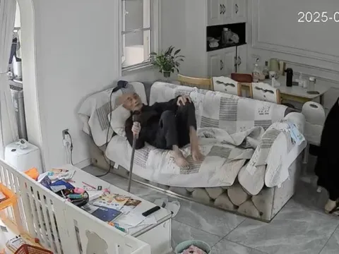 Camera ghi lại hành động của em bé với ông nội ở phòng khách, nhiều người xôn xao cách gia đình dạy con