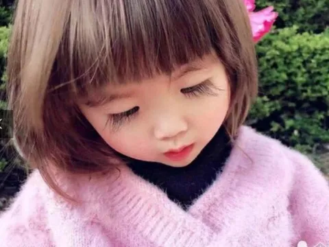 Bé gái 2 tuổi khiến cõi mạng kinh ngạc với hàng lông mi dài 3cm, lộ rõ mặt mới thấy đẹp như tiên tử