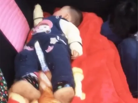 Em sơ sinh nằm ngủ trên ghế sau xe ô tô, hành động tiếp theo của anh trai lớn với em khiến mẹ không ngờ