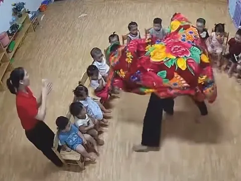 Camera giám sát ghi lại cảnh 2 cô giáo mầm non có hành động kỳ lạ trong lớp khiến 16 em học sinh "sợ khiếp vía"