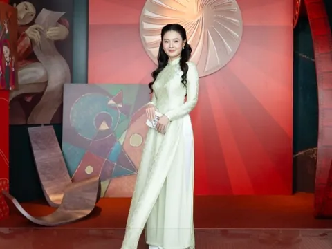 "Phu nhân hào môn" Midu diện áo dài giản dị, U40 không ngại đọ sắc cùng Hoa hậu Việt Nam