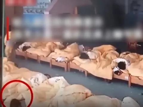 Đứa trẻ 4 tuổi ngưng thở sau giấc ngủ trưa ở trường mẫu giáo, camera giám sát ghi lại sự việc khiến bố mẹ ngất lịm