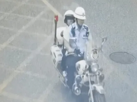 Đến trường tiểu học đón cháu, bà ngoại bỏ quên đứa trẻ trên đường, cái kết sau đó khiến nhiều người không ngờ