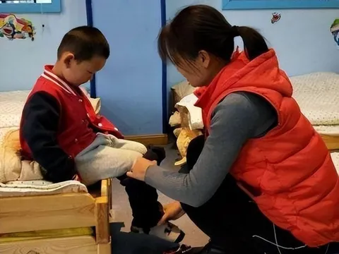 Thay đồ cho học sinh, cô giáo sốc khi thấy một thứ rơi ra từ túi quần bé, hiệu trưởng lập tức gọi phụ huynh