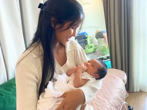 Con gái H'Hen Niê chưa tròn 1 tháng tuổi tay chân đã "dài ngoằng", diện mạo xinh yêu chuẩn gen hoa hậu