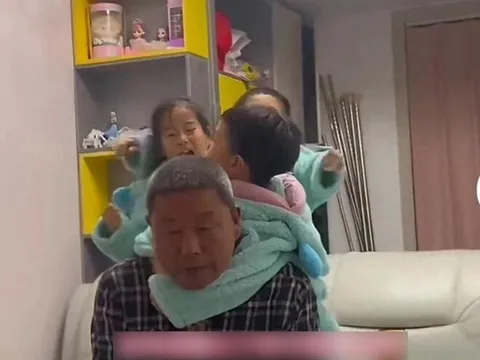 Bố chồng rơi nước mặt hạnh phúc vì con dâu sinh một lần 3 cháu, 5 năm sau tình trạng của ông ai cũng thấy thương