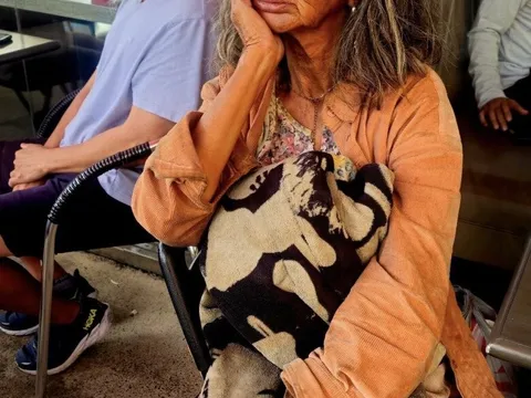 Xót xa tình cảnh hiện tại của nữ ca sĩ Việt hóa điên đi lang thang trên phố, đồng nghiệp: "Buồn và đau lòng quá"