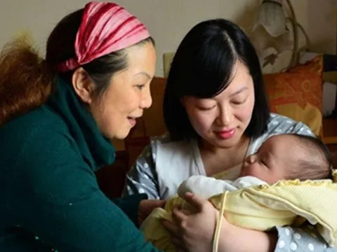 Mẹ già trao hết tài sản thừa kế cho một người không chung huyết thống, danh tính khiến con ruột choáng váng