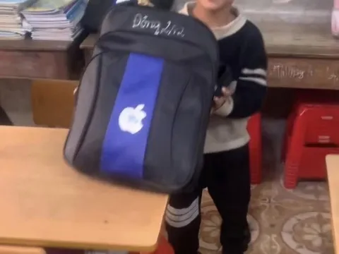 Bé trai vùng cao vác món quà 3kg đến trường tặng cô giáo, ai nhìn cũng "tan chảy" vì quá đáng yêu