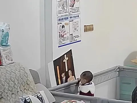 Đi làm xa gửi con 2 tuổi về quê với ông bà, vô tình xem camera thấy bé liên tục làm một hành động ở góc tường, người bố chết lặng