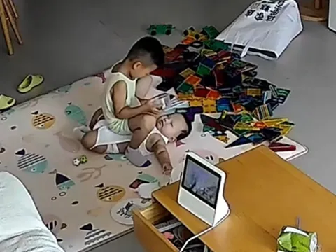 Nghe tiếng con khóc thất thanh, mẹ bàng hoàng khi xem lại camera giám sát thấy cảnh con lớn làm với con nhỏ