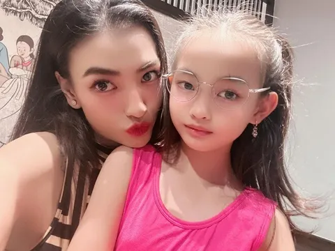 "Con gái" Hoa hậu Ngọc Hân càng lớn càng xinh, chân dài hệt mẹ 1m79, học trường quốc tế 100 triệu/năm