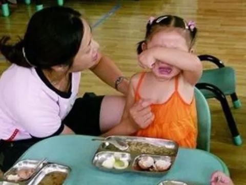 Trung Quốc: Đóng tiền ăn 3 triệu/tháng cho con, phụ huynh bực tức kéo đến trường sau khi xem trang MXH của cô bán căn-tin