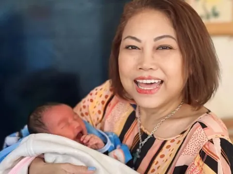 Siu Black hạnh phúc đón thành viên mới ở tuổi U60, khoe ảnh bế "thiên thần nhỏ" trông cực yêu