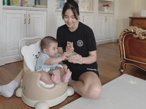 MC Mai Ngọc cho con trai mới 5 tháng tuổi ăn dặm, "tiểu thiếu gia" phát triển vượt trội ngày càng đáng yêu