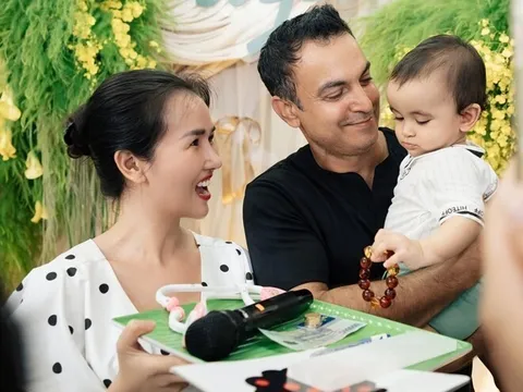 Phản ứng của chồng Võ Hạ Trâm khi con lai Ấn không chọn vàng tiền, chỉ lấy tràng hạt từ ông ngoại xuất gia trong tiệc thôi nôi