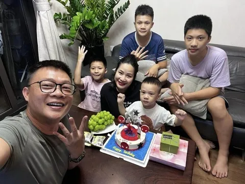 Vợ vắng nhà, BTV Trần Quang Minh tự đi chợ nấu cơm, nhìn bữa ăn của con dân mạng choáng: Món lạ quá, không nuốt nổi!