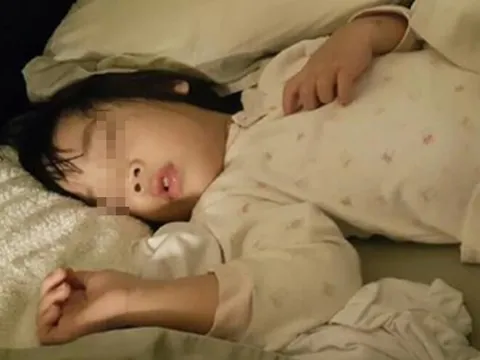 Cứ đến tối đi ngủ là con gái 6 tuổi than thở giường chật chội, kiểm tra camera giấu kín người mẹ oà khóc