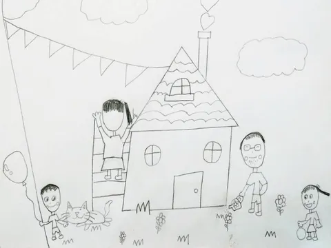 Bé gái 7 tuổi vẽ tranh gia đình có 4 người nhưng riêng mẹ “khiếm khuyết” gương mặt, cô giáo lập tức liên hệ phụ huynh