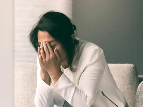 Gửi con đi học ở trường nội trú, mẹ Việt òa khóc khi thấy một thứ trong cặp sách của con