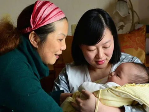 Mẹ chồng chăm cháu công 3 triệu/tháng nhưng suốt ngày chỉ xem điện thoại, đặt đồ về nhà ăn, con dâu mời bà về quê