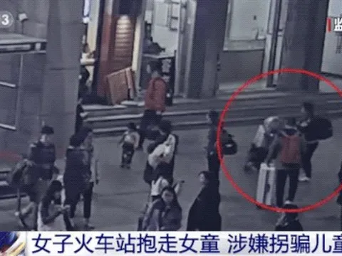 Đứng cách mẹ vài bước chân, bé gái suýt bị bắt cóc chỉ trong tích tắc, xem camera giám sát rùng mình vì thủ đoạn