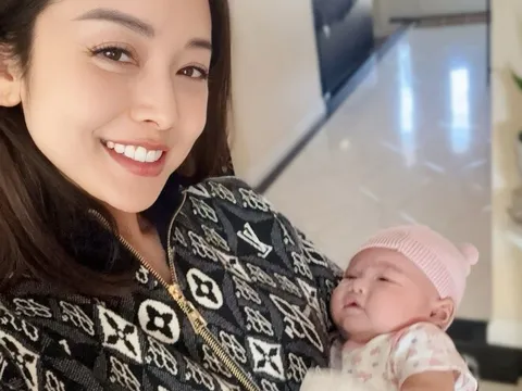 Hoa hậu Jennifer Phạm khoe đón thành viên mới, mẹ 4 con nay sung sướng vì được bế bồng "thiên thần nhỏ"