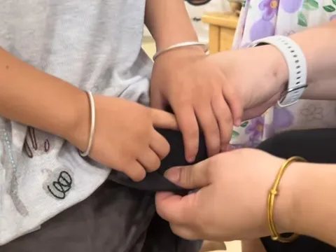 Nghi ngờ học sinh lấy trộm đồ, cô giáo liền kiểm tra túi quần, thứ rơi ra khiến ai cũng nghẹn ngào