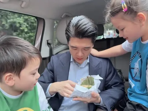 Anh chồng Phó TGĐ Ngân hàng của HH Đỗ Mỹ Linh đưa hai con đi học, 3 bố con ăn chung gói xôi vừa tiết kiệm vừa tình cảm