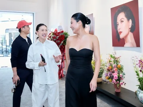 Ngô Thanh Vân lần đầu tái xuất sự kiện sau sinh, được Huy Trần tháp tùng tới chúc mừng cựu siêu mẫu Vũ Cẩm Nhung