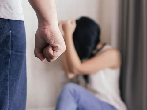 Thấy vợ cũ nấu ăn trong bếp, chồng không kiềm được liền lao vào, con gái chứng kiến thì hét lớn