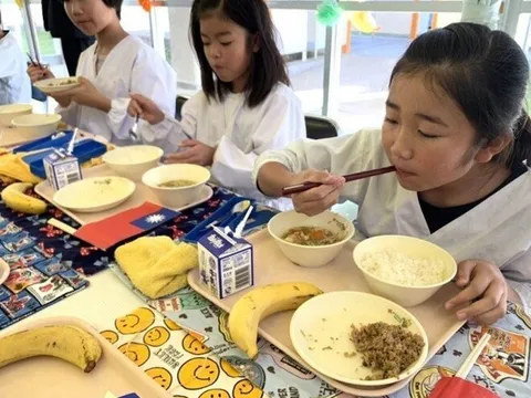 Cơm trưa ở trường của học sinh tại đất nước thông minh nhất thế giới khiến nhiều cha mẹ giật mình