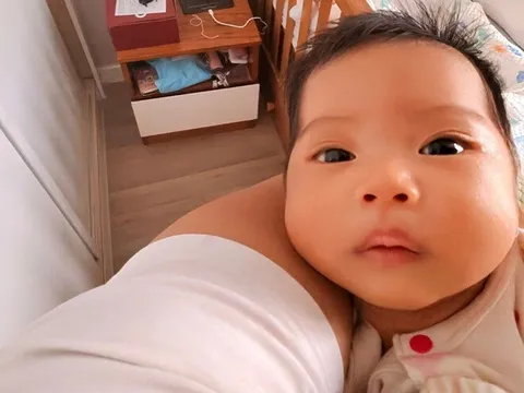 Con gái Hoa hậu H'Hen Niê giống y chang bố đạo diễn lúc nhỏ: Vầng trán rộng, mũi cao, tóc rậm