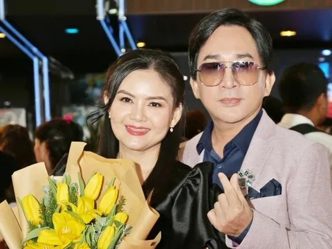 "Ông hoàng cải lương 3 đời vợ" tặng cho bà xã hoa hồng vàng, 1 năm sau cô mở ra mới biết là vàng giả