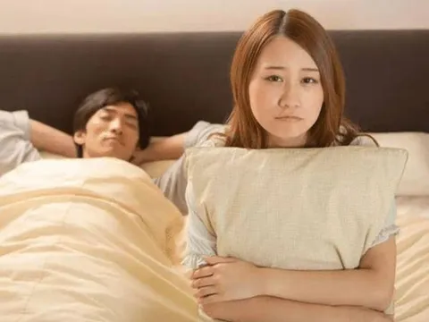 Tỉnh dậy giữa đêm nhìn thấy cảnh bố ôm mẹ, đứa bé làm một chuyện "dở khóc dở cười" ở trường