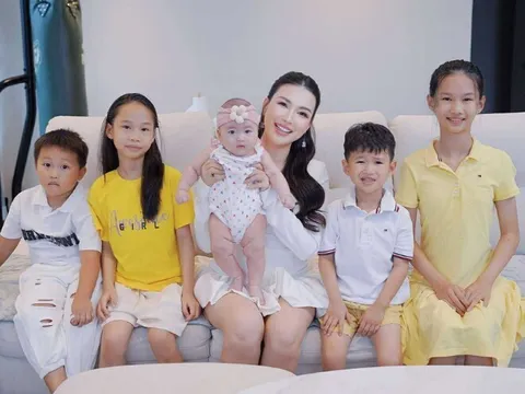 Người đẹp TP.HCM 36 tuổi làm mẹ 7 con nõn nà, ra đường chồng phải dặn "Coi chừng người ta nghĩ em chưa chồng"